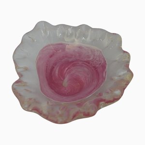 Plato Art de la Isla de Wight en tonos rosa con parte superior con volantes, años 60