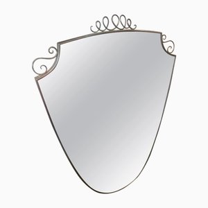Specchio da parete Mid-Century moderno a forma di scudo in ottone nello stile di Gio Ponti, anni '50
