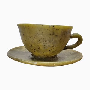 Taza y platillo de esteatita verde, década de 1900. Juego de 2