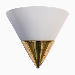 Dreieckige Wandlampe aus Opalglas & Messingfuß, 1960er