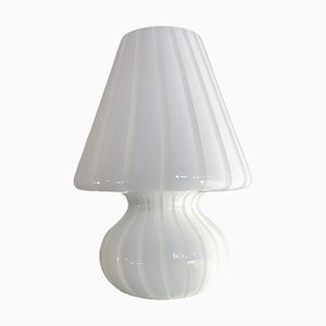 Moderne gestreifte milchig-weiße Fungo Murano Glas Tischlampe von Simoeng