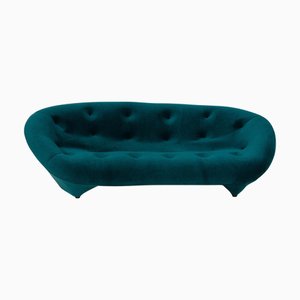 Divano a tre posti Ploum in tessuto color petrolio di Ligne Roset