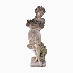 Gartenstatue aus Grit, die eine weibliche Figur mit zarten Details darstellt