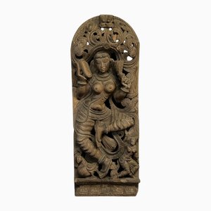 Großes Indisches Göttinnen-Flachrelief aus geschnitztem Holz, 20. Jh.