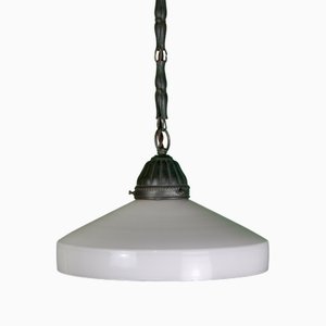 Art Deco Lampe aus weißem Opalglas mit Messingkette, 1920er