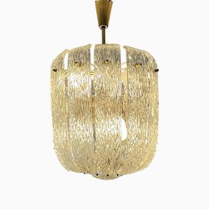 Lámpara de araña de cesta austriaca Mid-Century moderna de latón y vidrio curvado con textura de JT Kalmar, años 50