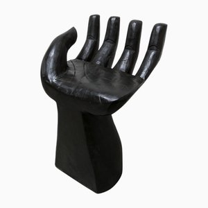 Chaise en Forme de Main en Noir et Bois Sculpté