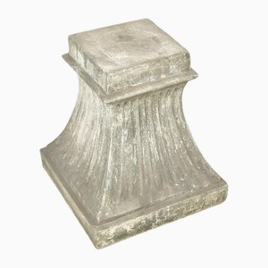Gebogener Sockel aus Stein