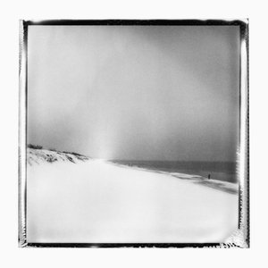 Frozen Beach - Schwarz-Weiß-Polaroid-Fotografie, limitierte Auflage von 20 2022