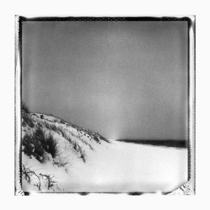 Frozen Beach no.2 - Schwarz-Weiß-Polaroid-Fotografie, Limitierte Auflage von 20 2022
