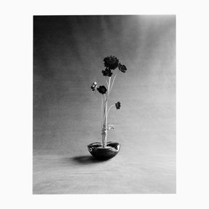 Blooms in Vase - Photographie florale analogique en noir et blanc, édition limitée 20 2024