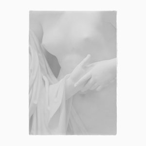 Main dans la main - Figure féminine en marbre Photographie noir et blanc 2018