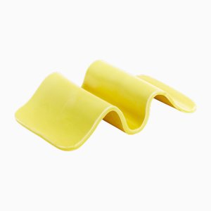 Kleiner gelber gewellter Teller von Laura Rubio Bañón