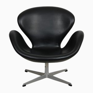 Silla Swan baja de cuero negro de Arne Jacobsen, años 70