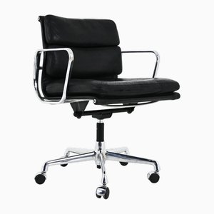 Sedia Soft Pad in pelle nera di Charles & Ray Eames per Vitra, anni '70