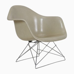 Poltrona Lar in fibra di vetro di Charles & Ray Eames per Herman Miller, anni '50
