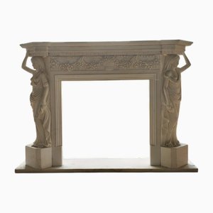 Monumentaler neoklassizistischer Kaminmantel aus handgeschnitztem Marmor