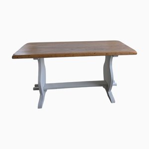 Handgefertigter Holztisch
