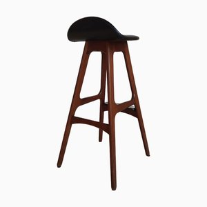 Sgabello da bar Od-61 vintage in teak con rivestimento in similpelle nera di Erik Buch per Oddense Maskinsnedkeri, anni '60
