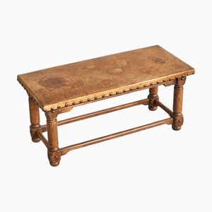 Mesa de centro brutalista española de roble, metal y cuero patinado, años 40