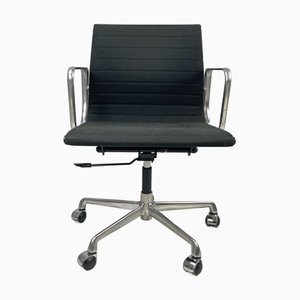 Silla de oficina italiana posmoderna EA108 de Charles and Ray Eames para ICF