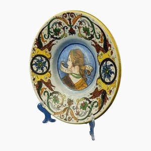 Piatto neorinascimentale in ceramica con Ritratto di donna di Laura Cattini, Roma, Italia, anni '30