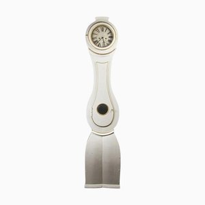 Schwedische Mora Uhr Weißgold lackiert, Geschnitztes Detail, Frühes 19. Jahrhundert Antik Gustavian