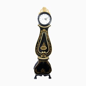 Reloj Mora sueco en negro con trompe Loeil decorativo, década de 1800