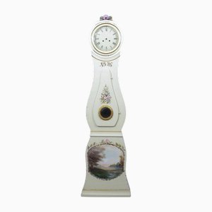 Antike schwedische weiße Mora Uhr mit handbemalten Rosen, 1800er