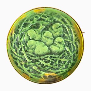 Spilla a nido d'uccello in vetro bianco patinato grigio su canutiglia verde di René Lalique per Lalique, anni '20
