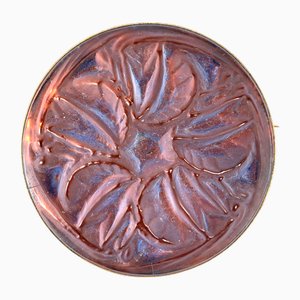 Spilla Flies in vetro bianco patinato blu su lamina rosa di René Lalique per Lalique, 1911