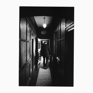 Paul Cooklin, Hombre en el pasillo, Fotografía