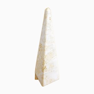 Scultura Obelisco in travertino di Fratelli Mannelli, Italia, anni '70