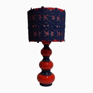 Deutsche Vintage Tischlampe mit rot-blauem Keramiksockel und handgefertigtem Stoffschirm von Lamplove, 1970er