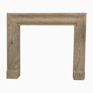 Marco de chimenea minimalista de piedra caliza del siglo XX con acabado pulido