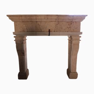 Französischer Kamin aus Kalkstein, 20. Jh. mit spitz zulaufenden Pfosten und Gesims