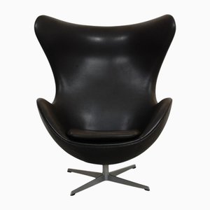 Egg Chair aus patiniertem schwarzem Anilinleder von Arne Jacobsen, 1970er