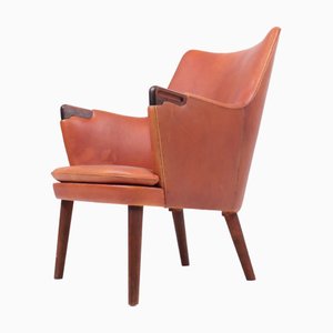Sillón Mid-Century de cuero patinado de Hans J. Wegner, años 50