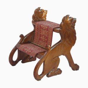 Scala gotica in legno intagliato con figura di leone e tappeto, XIX secolo