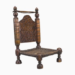 Silla baja de cedro hecha a mano de principios del siglo XX, Nuristan, década de 1890
