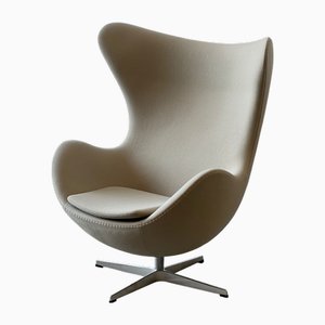 Egg Swivel Lounge Chair in Beige Fabric and Metal by Arne Jacobsen for Fritz Hansen