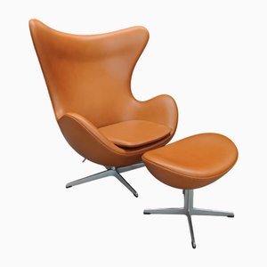 Sedia Egg con poggiapiedi in pelle color cognac di Fritz Hansen