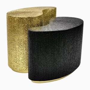 Mesas auxiliares en negro y dorado de marquetería de fibra vegetal de Ginger Brown. Juego de 2