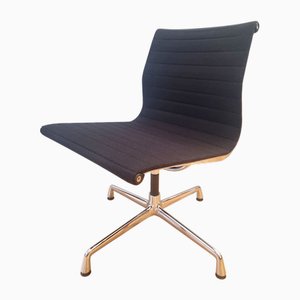 Silla EA 107 Pivotant de aluminio de Charles and Ray Eames para Vitra, 1999