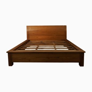 Solides Bett aus Teakholz
