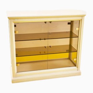 Weiß lackierte Vitrine mit Doppelfront aus Rauchglas