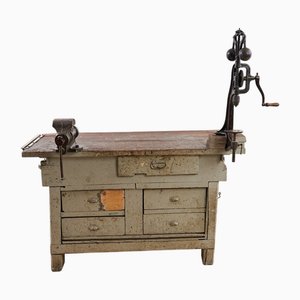 Banco da lavoro antico in legno con morsa e trapano