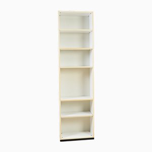 Librería moderna en blanco