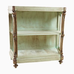 Librería en verde menta con pantallas en marrón oscuro