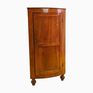 Abgerundeter Eckschrank aus Holz